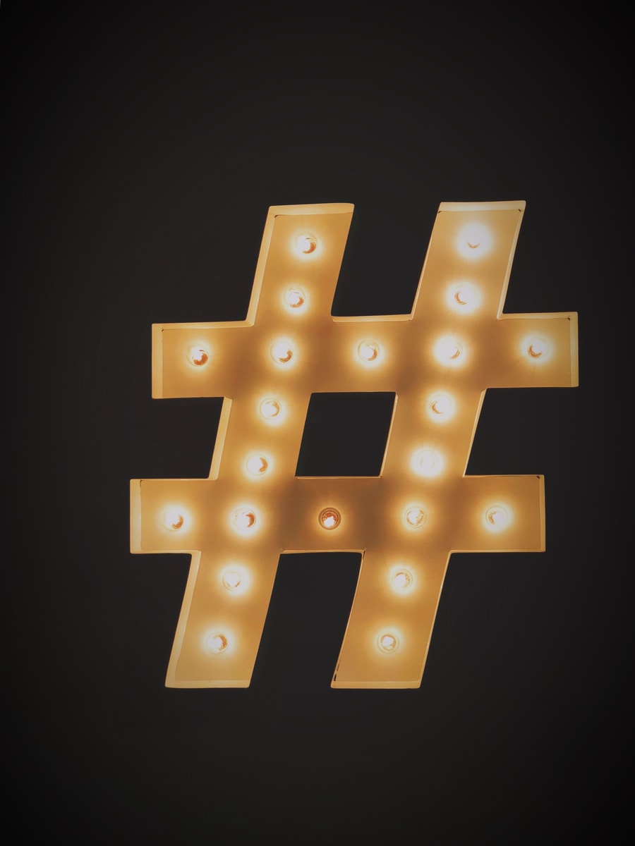 Foto von Jon Tyson number sign